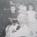 Фотография "Утренник. Слева дочь Феодоровича Ивана, кажется Юля, справа  дочь и сын старшины Просяник Володи, у елки моя дочь."