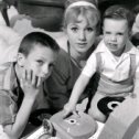 Фотография "Shirley Jones pictured with step-son David Cassidy (L) and her son Shaun Cassidy in 1960."