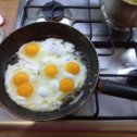 Фотография "Готовила завтрак и разбив  1яйцо,а там 3 желтка, 2 яйцо- 2желтка,ну а 3 яйцо,обычное"