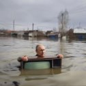 Фотография "Тонущий 72 летний старик, удерживается на плаву только благодаря телевизору."