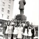 Фотография "10-Б класс. Выпуск 1975 года. У памятника П.И. Чайковскому."