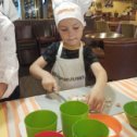 Фотография "Мой  внук на свои 5 лет готовит гостям угошение)))"