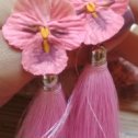 Фотография "https://www.instagram.com/p/BiXO8MHnU8M/?igref=okru
Серьги-кисточки с цветами - анютиными глазками могут стать вашим любимым аксессуаром.  Кисточки добавят шарма, а цветы утонченность природы. Длина серьги - 14 см, диаметр цветка - 2,5 см. #handmade, #handmadetashkent,  #DaRa,  # кисти"