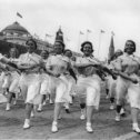 Фотография "Спортсменки института имени Лесгафта на физкультурном параде. 1 мая 1940"