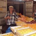 Фотография "На рынке выбираю фрукты."