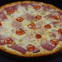 Фотография "Вилладжио
Состав: пицца-соус "Белый",
двойной сыр, куриное филе, ветчина, бекон, лук, оливки, помидоры, зелень.
размер: 25 см. цена: 550 рублей.
размер: 40 см. 
цена: 740 рублей."