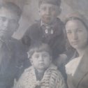 Фотография "Прабабушка и прадедушка мой дедушка и его сестрёнка Римма "