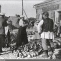 Фотография "1909 г. Семья В.Д. Поленова на ярмарке в Тарусе у лавки купца Макаренко"