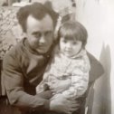 Фотография "Мой коллега, нач. следственного  отделения майор Масло П. П, с моей дочерью Оксанкой. 24 фев1972г. 
"