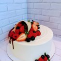 Фотография "Торт Молочная девочка с кремом чиз и клубничным конфи🍓🍓🍓"