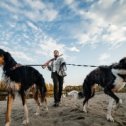 Фотография "В костюмах от салона «Жених» можно хоть куда: и на праздник, и на охоту (за дамскими сердечками).
⠀
Стильный крой и идеальная посадка, качественные ткани и внимание к деталям – наши главные принципы.
⠀
Ждём вас за стильными образами в салоне мужского костюма «Жених» 😉
⠀
📍 г. Бийск, ул. Советская, 197
☎️ 8-960-936-0000
⠀
Фото @zhdanoofs_photo_film
Модель @a.markow
Хозяева очаровательных собак @tatiananevedrova и @goodamongeducation
⠀
#салонжених #мужскойкостюмбийск"