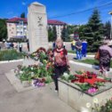 Фотография "9 Мая. После митинга.
Оставшиеся смотрят концерт."