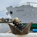 Фотография "Сын Витек находится на набережной Петра Великого возле научно-исследовательского судна "Витязь" на территории Музея Мирового океана."