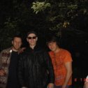 Фотография "Июль 2006, Орехово-зуево, дача Колебаса, слева Андрей-Тихий, посередение Я-не Я, справа Колебас-Организатор.
Гламур 70-x, пафос, жара"