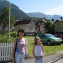 Фотография "Я и дочка в норвежской деревеньке.Лето2008"