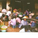 Фотография "вьетнам. рынок. я -слева. нагнулась над корзиной"