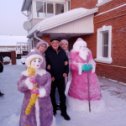 Фотография "Путешествовали по России в Новогодние праздники👌Москва,Волгоград,Рыбинск...с температурой -35🤭 Зато Дед с внучкой,которых вылепила моя сестра (на фото справа,вцепилась в моего мужа)🤣🤣🤣хорошо сохранились,ведь слепила то она их в начале декабря👌"
