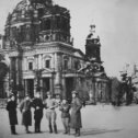 Фотография "Мой дед третий справа в светлой гимнастёрке. Берлин. Кафедральный собор (1894-1905) 1945 год."