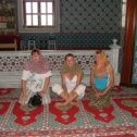 Фотография "У шейха н приёме.... Слева на право: подруга, сестра и Я.Турция"