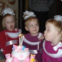Фотография "День рождения моих сестричек,3 годика.Задуваем свечи))))))))"