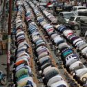 Фотография "Кашмирские мусульмане молятся рядом с припаркованными автомобилями около мечети в первый день священного месяца Рамадан в Сринагаре, Индия, 21 июля 2012 года."