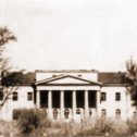 Фотография "Наша школа располагалась в бывшем усадебном доме семьи Альбрехтов, построенном в 1836 году. Сейчас это здание находится в полуразрушенном состоянии..."