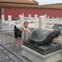 Фотография "Пекин. Запретный город. Китайцы верят, если поторогать эту черепаху, то все в жизни будет хорошо. Пришлось тянуться..."