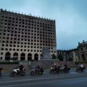 Фотография "Площадь Свобо́ды — главная площадь Сухума. На ней находится разгромленное здание Совета министров советской Абхазии."