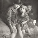 Фотография "1940 год. Маме 6,5 лет, т.Гале 3 года, д.Лёше 1 год."