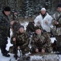 Фотография "Загонная охота на кабана в Ярославской области (декабрь 2008г). Сразу за трофеем на корточках: я слева с ружъем, справа от меня мой брат."