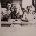 Фотография "1977 год,г. ОДЕССА,ИНСТИТУТ,на химии на ул.Тенистой,Петя Кушнеров,Галя Белоус,я,на заднем плане Вадик Полюга"