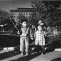 Фотография "7 ноября 1961 год.Театральная площадь.Я с сестренкой"