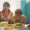 Фотография "Сеченовец 2004. В этот день, суп мне давался с большим трудом. С права Нюрка и ей тоже тяжело было в этот день. Я с кусочком хлеба."