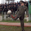 Фотография "Начальник понтуется на кичевской футбольной мазе"
