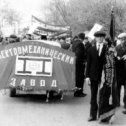 Фотография "На параде. На фото слева Юрий Туйский - электрокарщик, справа со знаменем я."