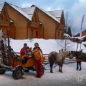 Фотография "Буковель 2008. На гуцульском такси Люба и Поля Зайцева. А я пiдтюпцем"