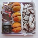 Фотография "Подарочный набор. Пряничный человечек, чай листовой в банке, пирожное "Персик", шоколадное мраморное печенье."