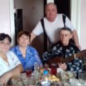 Фотография "День рождения со своими друзьями Лидой и Витей ( с гитарой) и зятем Александром"
