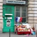 Фотография "https://www.instagram.com/p/Bm3QLymHhmF/?igref=okru
Заплатил кредиты и спи спокойно под банком.
Такого я ещё не видела в Париже.
#paris"