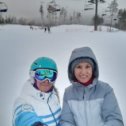 Фотография "Я почти лыжница, даже в гору поднялась. Напиталась энергией любителей горных лыж и полюбовалась их катанием 👍"