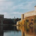 Фотография "Справа Ивангородская крепость(Россия), слева Нарвская крепость (Эстония)"