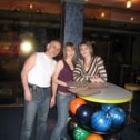 Фотография "Февраль 2008 г. в боулинг-клубе с мужем Александром и дочкой Викой"