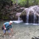 Фотография "Кристально чистая вода в горном ручье у водопада просто завораживает."