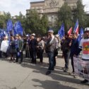 Фотография "Митингчилер Текебаев менен Жапаровду бошотууну талап кылышууда [ФОТО]
_________________________________Ушу тапта Жогорку соттун имаратынын жанында абактагы саясатчылар «Ата-Мекен» партиясынын лидери Өмүрбек Текебаев жана «Мекенчил» партиясынын лидери Садыр Жапаровдун тарапташтары акция өткөрүп жатышат. Алар эки саясатчыны абактан бошотууну соттон талап кылышууда. «Ата-Мекен» саясий партиясы өзүнүн лидери Өмүрбек Текебаевдин бошотулушун талап кылган митинг өткөрөрүн, ага расмий уруксат берилгени айтылган. Ал эми алар менен биргеликте Садыр Жапаровдун тарапташтары да чыгышары буга чейин маалым болгон."