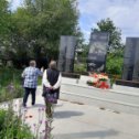 Фотография "Сестры в родной деревне Багышково возле памятника "