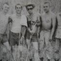 Фотография "слева на прпво,Леонтьев,Селевиров,Я,Водила и стрелок с 1 дивизиона,по пути из Шинданта в Лошкаргах"