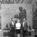 Фотография "Я в 7классе Долгопрудный с отцом(он справа).Отец только что закончил памятник погибшим энергетикам в Долгопрудном"