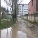 Фотография "Собственник данного дома вывел  водостоки своего дома  во двор нашего дома. Правильно это?"