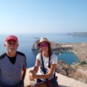 Фотография "о. Родос 2016. г. Линдос. Вид на бухту "сердце"  с площадки  Акрополя с внучкой Екатериной."