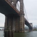 Фотография "Бру́клинский мост (англ. Brooklyn Bridge) — один из старейших висячих мостов в США, его длина составляет 1825 метров, он пересекает пролив Ист-Ривер и соединяетБруклин и Манхэттен в городе Нью-Йорке. На момент окончания строительства он являлся самым боль"